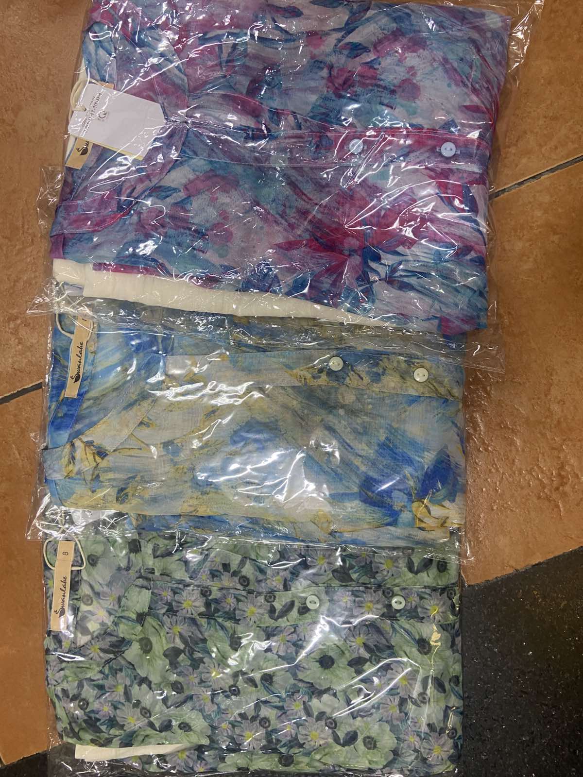 SWANLAKE | Váy Đầm Nữ Maxi Suông Xòe 2 Lớp Cổ Chữ V Cài Nút Tay Dài Vải Tơ In Hoa Đi Biển Hè D12073LW12