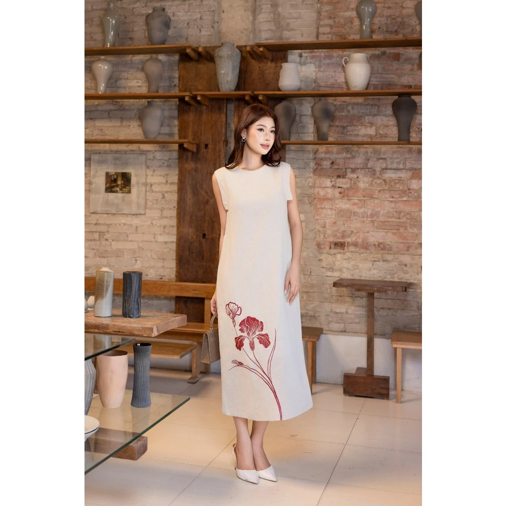 SWANLAKE | Váy Đầm Nữ Suông Sát Nách Cổ Tròn Xẻ Tà Vải Linen Thêu Hoa Cao Cấp Công Sở D13365LW01