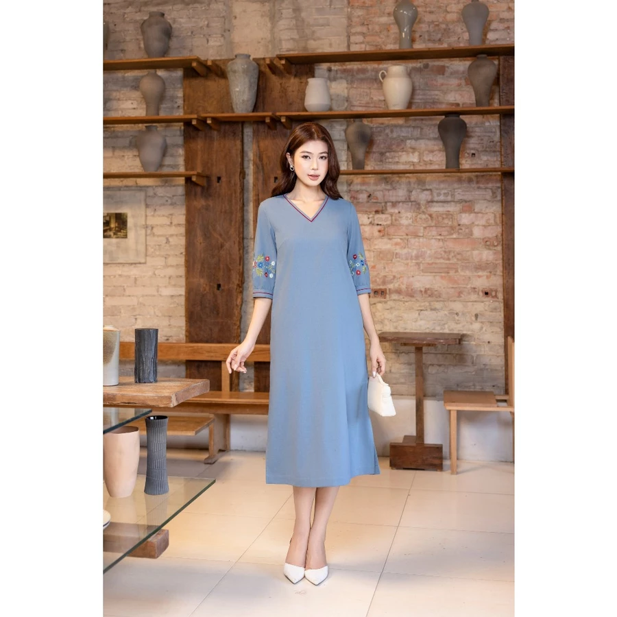 SWANLAKE | Váy Đầm Nữ Midi Suông Cổ Chữ V Tay Lỡ Thêu Hoa Vải Linen Xẻ Tà Thanh Lịch D13485LW01