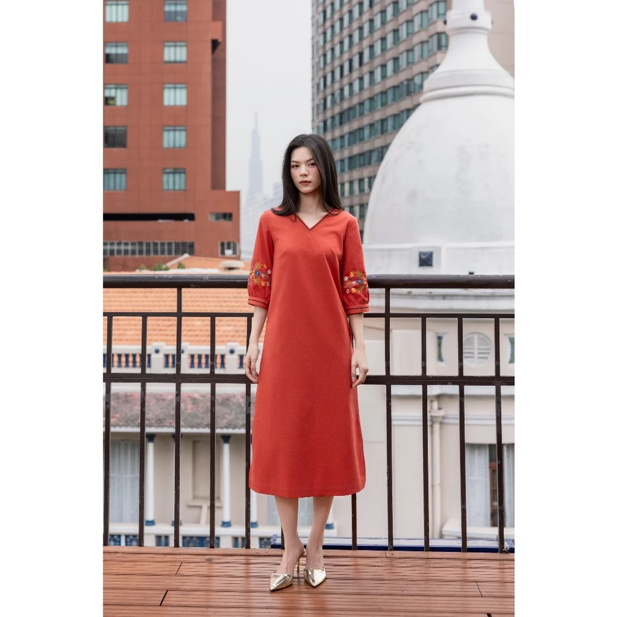 SWANLAKE | Váy Đầm Nữ Midi Suông Cổ Chữ V Tay Lỡ Thêu Hoa Vải Linen Xẻ Tà Thanh Lịch D13485LW01