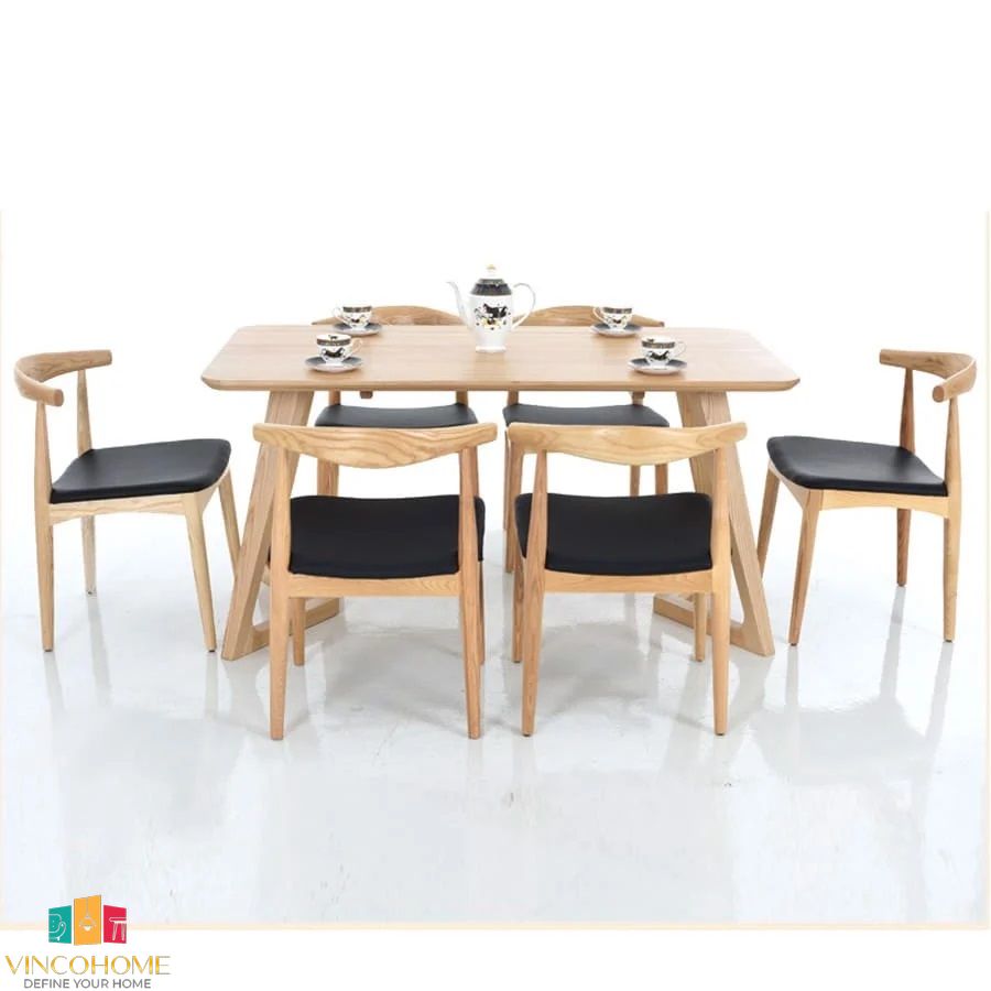 Bộ bàn ăn gỗ tự nhiên Cristallo: Bộ bàn ăn gỗ tự nhiên Cristallo là lựa chọn hoàn hảo cho những người yêu thích sự đơn giản và tinh tế. Với thiết kế hiện đại, bộ bàn ăn này sẽ là điểm nhấn hoàn hảo cho không gian phòng ăn của bạn. Sản phẩm được làm từ gỗ tự nhiên cao cấp, đảm bảo tính bền vững và độ bóng đẹp lâu dài.