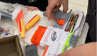 Lưu ý khi chơi các mẫu Nerf tự động P1 - Luôn giữ đề (cò dưới) khi khai hỏa Lưu ý khi chơi các mẫu Nerf tự động P1 - Luôn giữ đề (cò dưới) khi khai hỏa