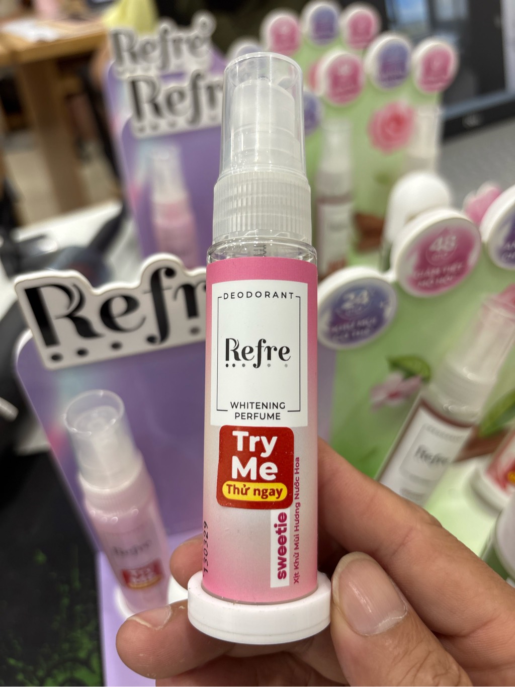e689 - Xịt Khử Mùi Refre Whitening Perfume phiên bản Kuromi Deluxe 30ml