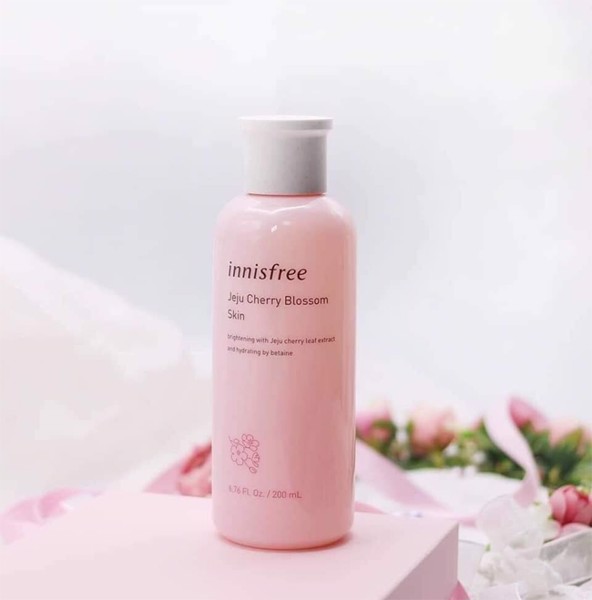 Nước hoa hồng cân bằng sáng da và dưỡng ẩm Innisfree Jeju Cherry Blossom Skin 200ml