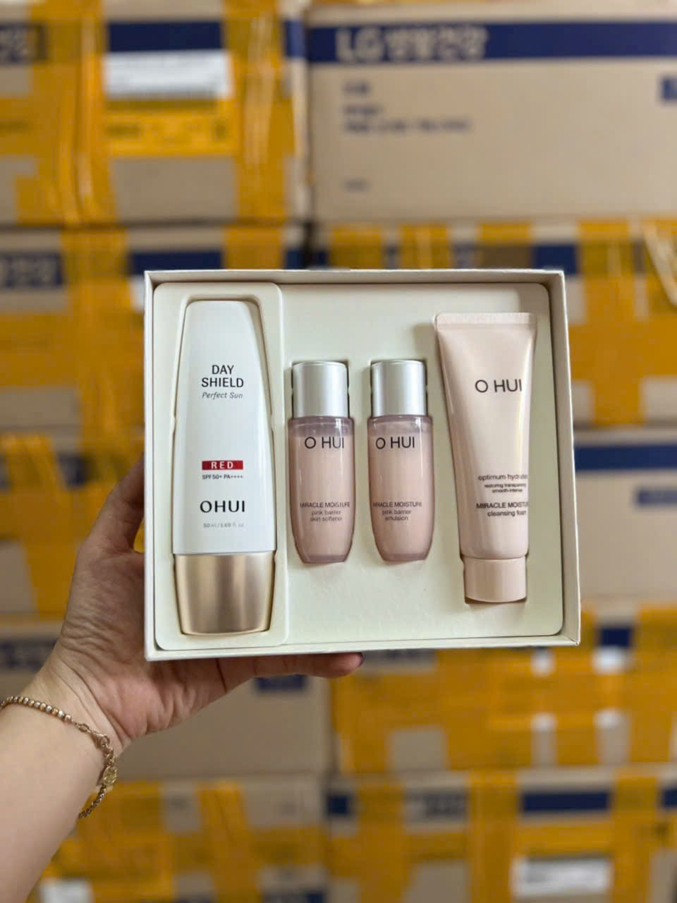 Bộ Sản Phẩm Chống Nắng và Dưỡng Da Ohui Day Shield Perfect Sun Red /Black SPF50+/PA++++ Special Set Hàn Quốc