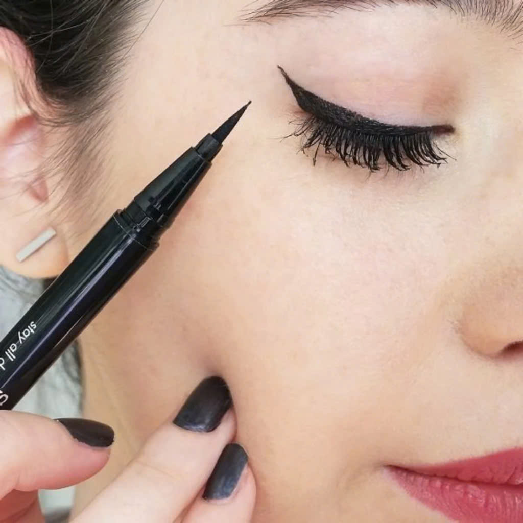 Dạ Kẻ Mắt Catrice lt's Easy Tattoo Liner Waterproof 010 Black Lifeproof Đường Kẻ Sắc Nét, Bền Màu Suốt 24h 1,1ml