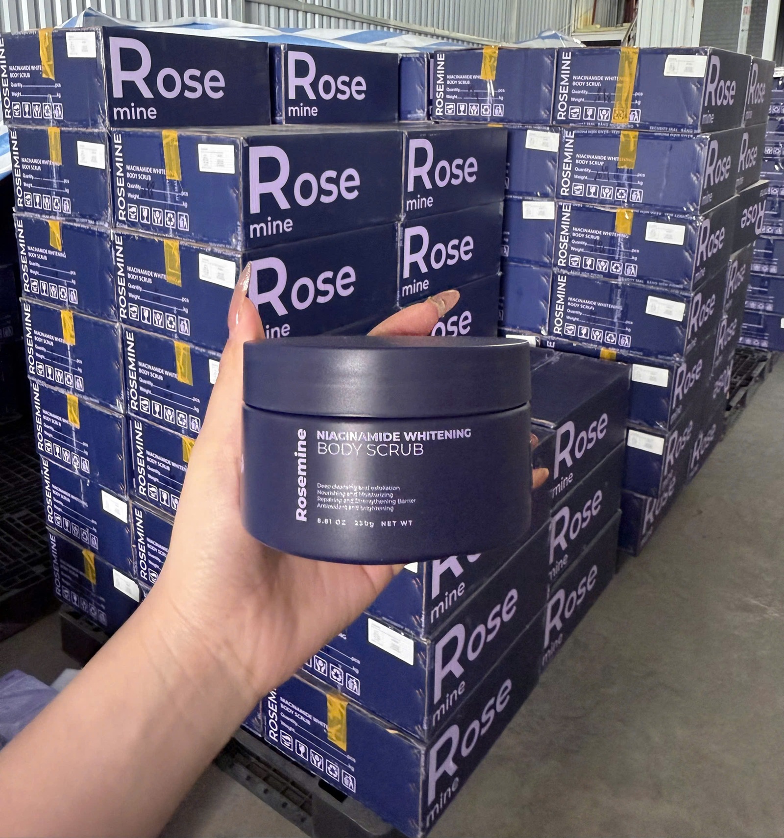 Tẩy Da Chết Body Dưỡng Trắng Da Rosemine Niacinamide Whitening Body Scrub Hàn Quốc 250g