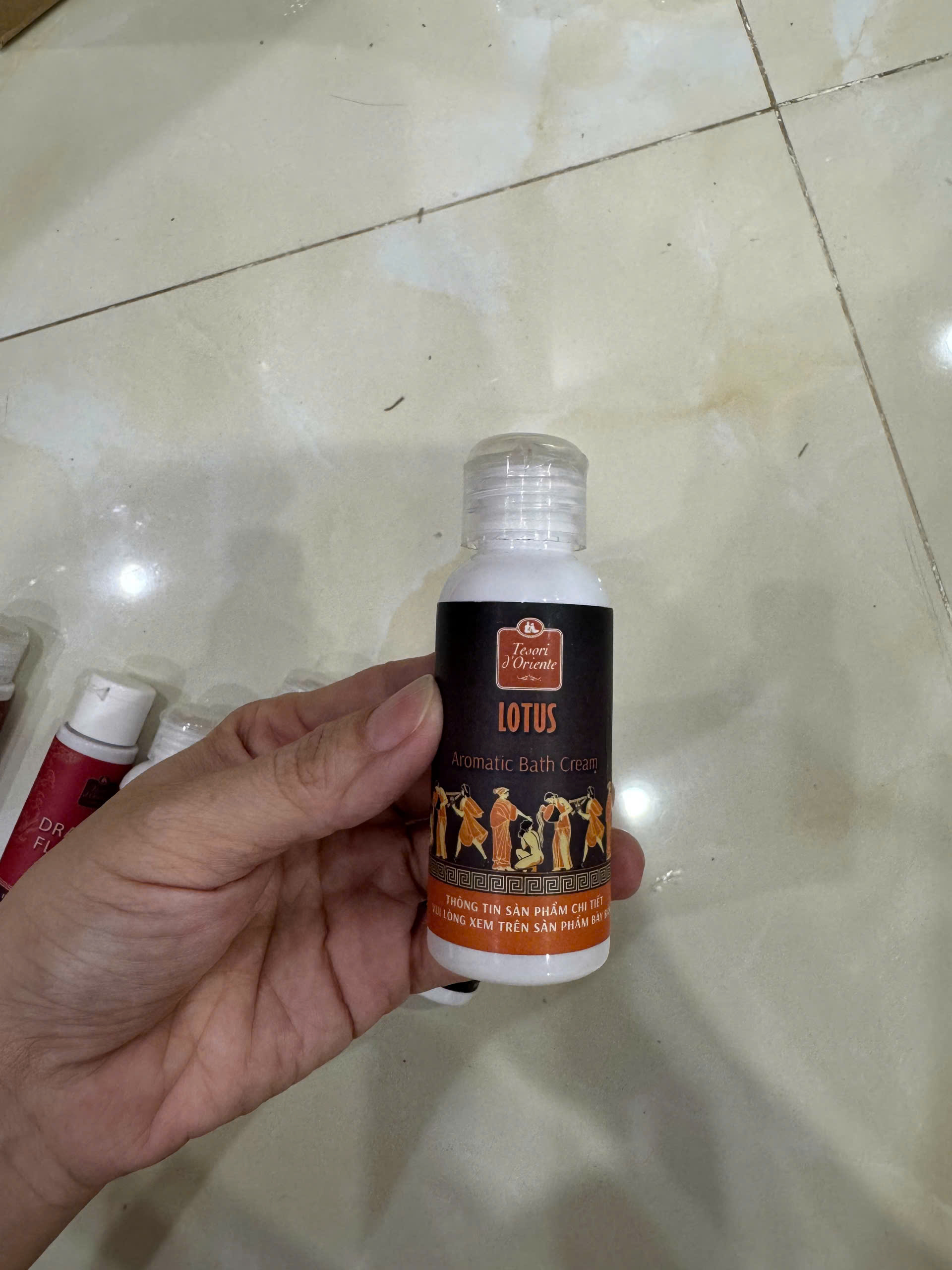 f220 - Tesori - Kem tắm mini size Tesori (Hàng test)