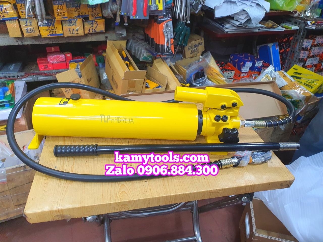 Gắn đồng hồ cho bơm tay thủy lực TLP HHB-700A cho chị Huyền