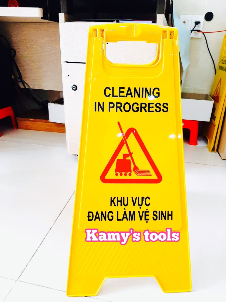 Biển cảnh báo chữ A khu vực đang làm vệ sinh