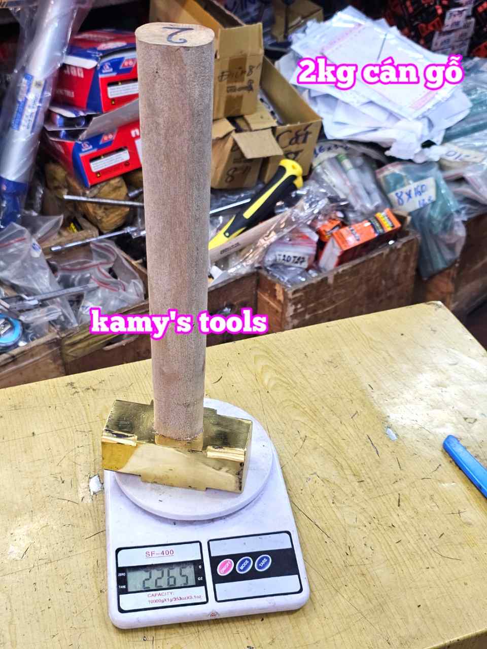 Búa đồng thau đầu vuông cán gỗ 2kg dài 380mm Kamytools KMT-562620