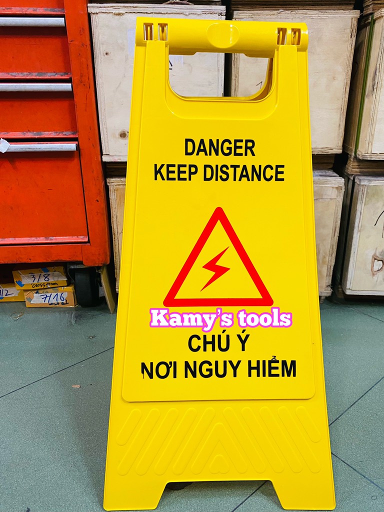 Biển cảnh báo chữ A chú ý nơi nguy hiểm Danger keep distance
