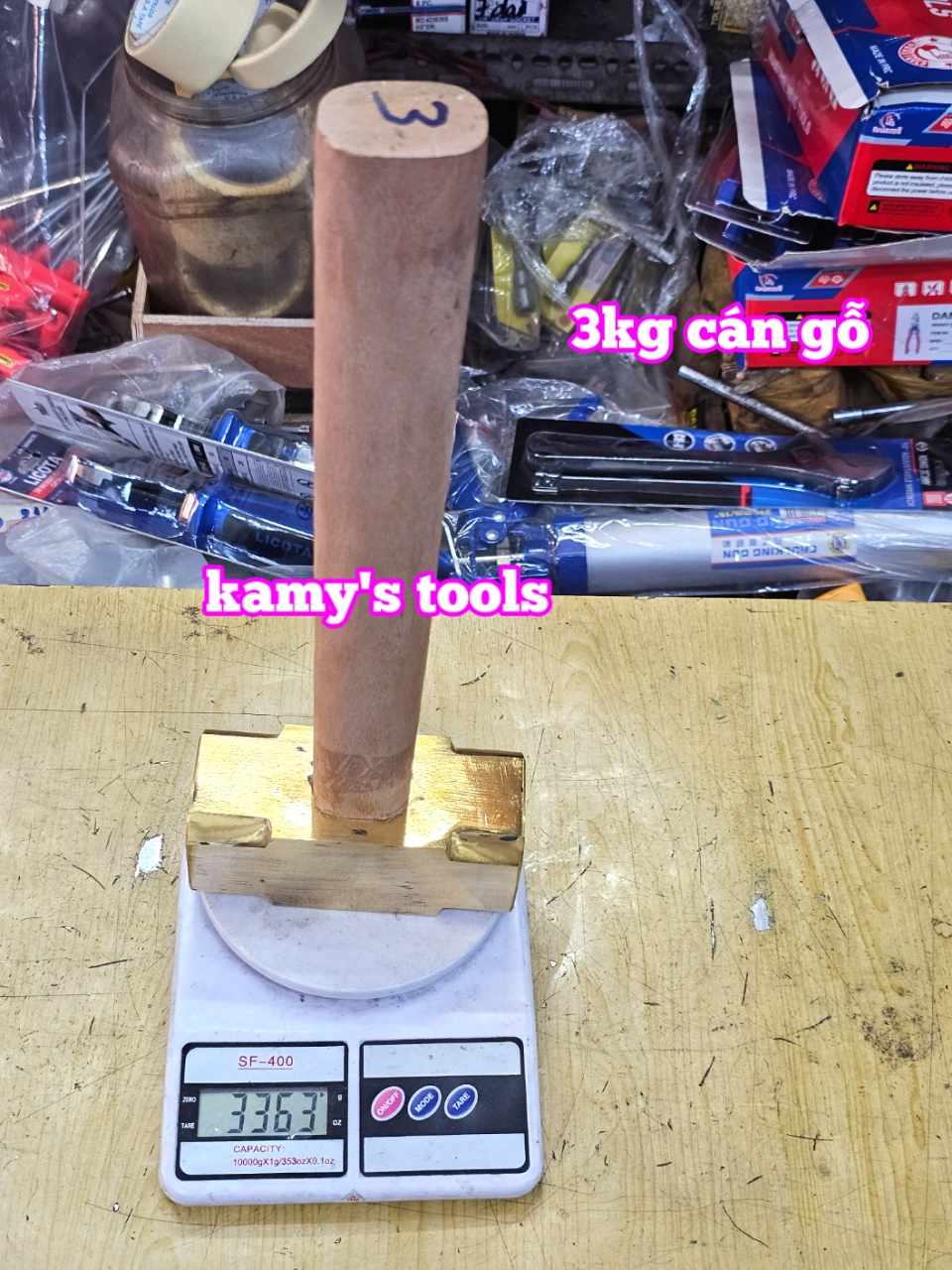 Búa đồng thau đầu vuông cán gỗ 3kg dài 380mm Kamytools KMT-562630