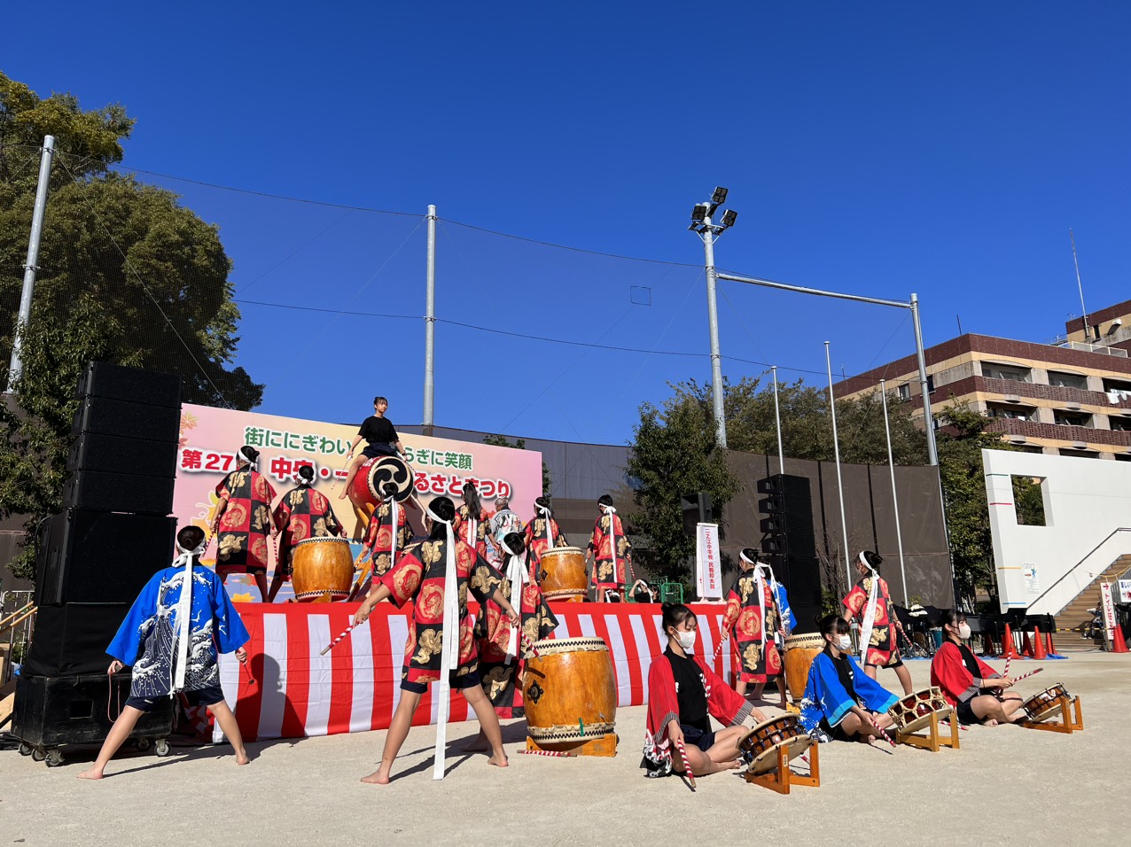 LƯU TRUYỀN VĂN HÓA TRUYỀN THỐNG CHO THẾ HỆ SAU DỄ HAY KHÓ