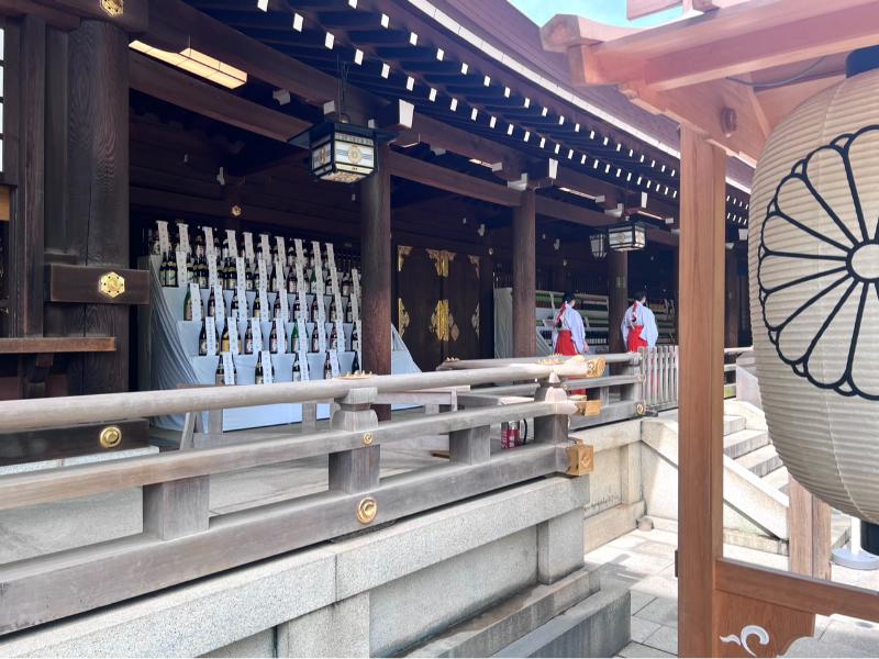 Miko - Vu nữ sở hữu năng lực kết nối với thần linh