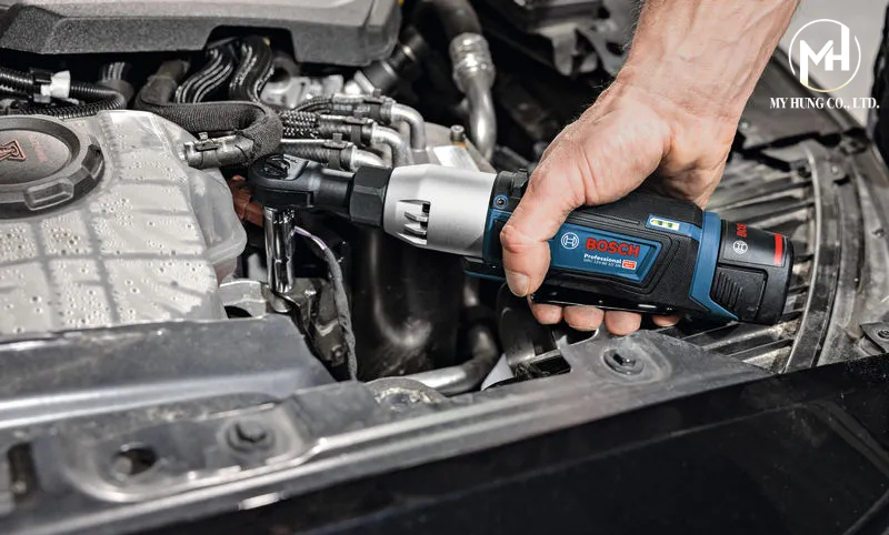 Ứng dụng máy siết ốc góc Bosch GRC 12V-60 trong sửa chữa ô tô và cơ khí