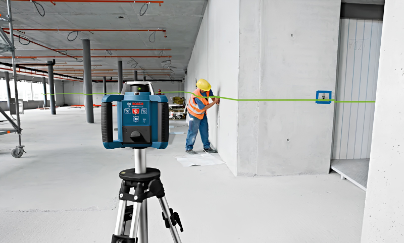 Quy trình tháo lắp pin và mang kính bảo hộ khi sử dụng máy định vị laser Bosch GRL 300 HVG