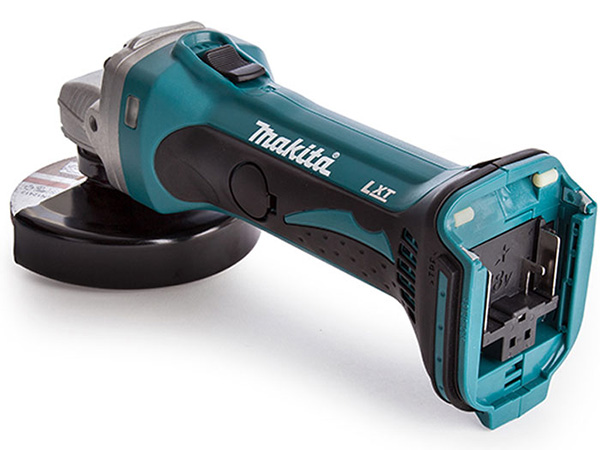 Máy cắt cầm tay Makita chạy bằng pin có giá thành cao hơn so với các loại khác