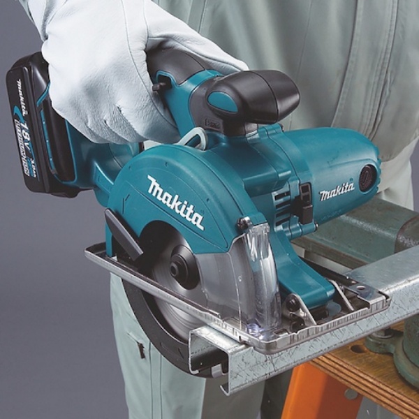 Máy cắt sắt cầm tay Makita