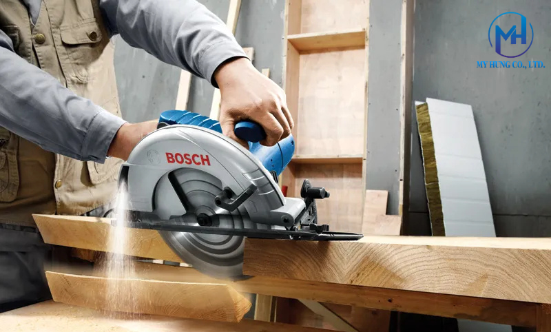 Động cơ Heavy Duty 2050W và kết cấu tấm dẫn hướng rộng của Bosch GKS 235 TURBO