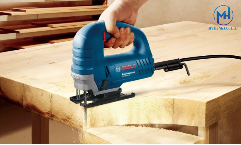 Hệ thống thay lưỡi một tay nhanh chóng và công nghệ điều chỉnh 4 quỹ đạo hành trình của Bosch GST 8000 E