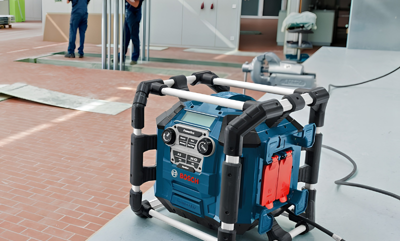 Hệ thống loa siêu trầm và kết cấu khung bảo vệ tản nhiệt của Bosch GML 50