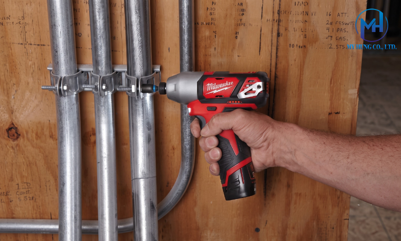may-van-vit-co-choi-than-cam-tay-milwaukee-m12-bid-0-2