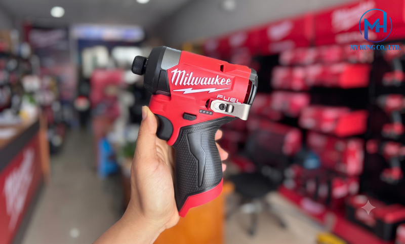 may-van-vit-dung-pin-12v-milwaukee-m12-fid2-0x-1