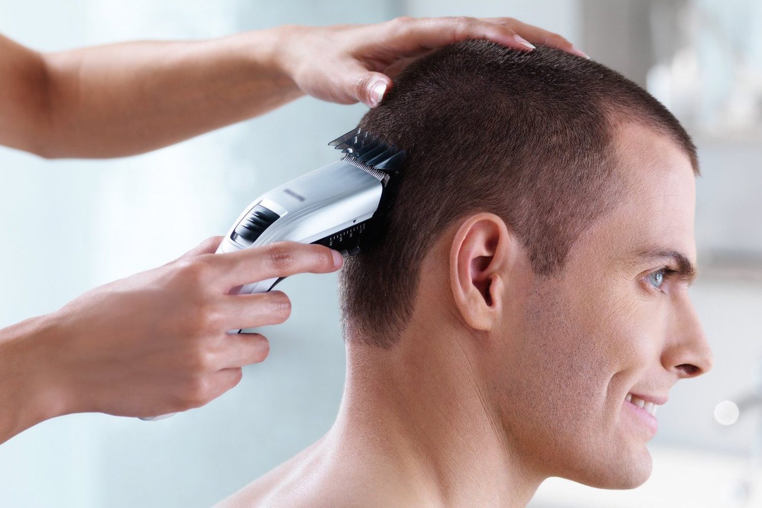 Cắt tóc bằng tông đơ đang trở thành xu hướng mới của người đàn ông hiện đại. Hãy xem hình ảnh và cảm nhận sự chính xác và nhanh nhẹn của việc sử dụng tông đơ để cắt tóc.