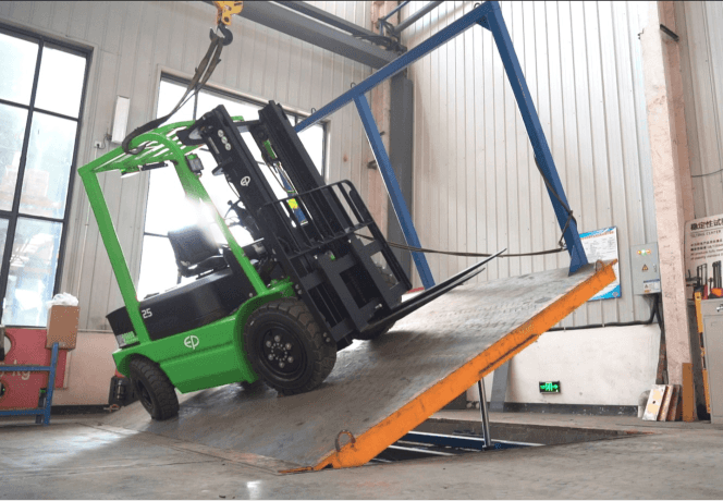 xe nâng leo dốc