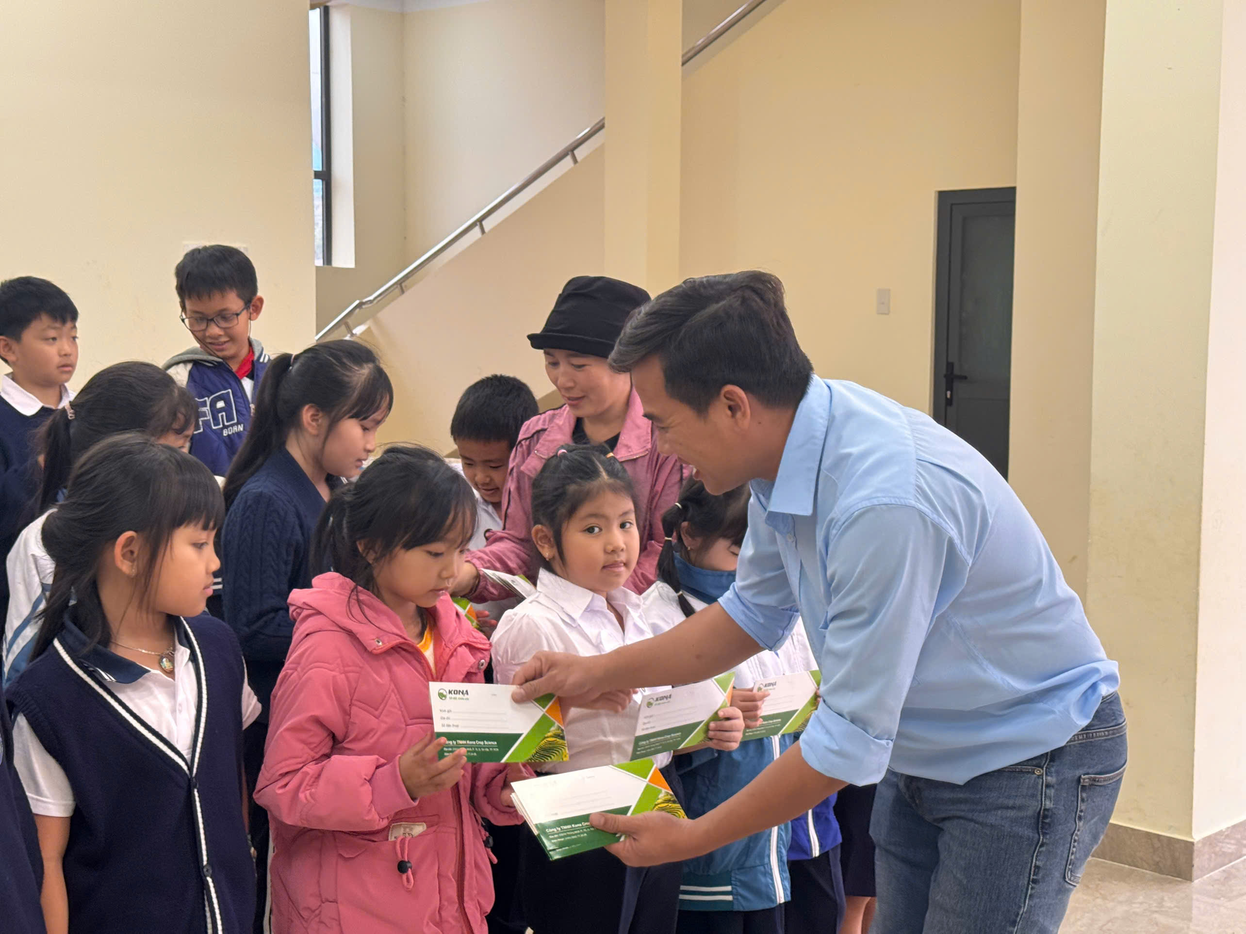KONA CÙNG CÁC ĐẠI LÝ CHUNG TAY TIẾP SỨC HỌC SINH VÙNG LŨ LÂM ĐỒNG VÀ KHÁNH HÒA ĐẾN TRƯỜNG