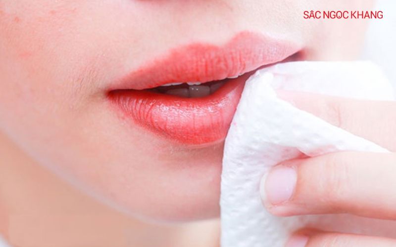 Làm sạch môi