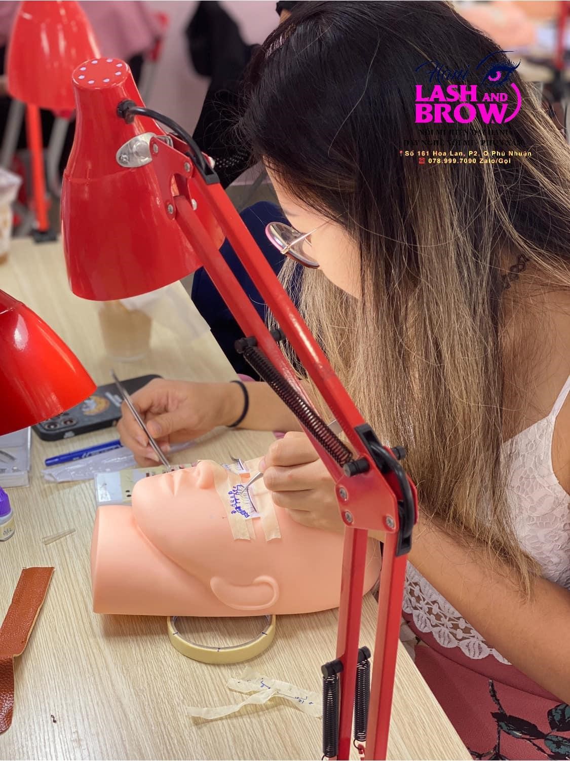 Dạy nối lông mi hé lộ lượng keo vừa đủ khi nối Classic