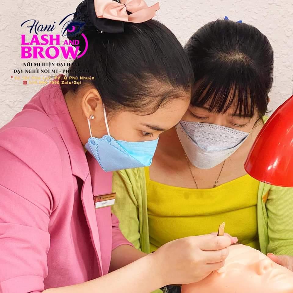 Học nối mi 3D ở Sài Gòn hiểu hơn về bộ ba phụ kiện gương- chổi- quạt