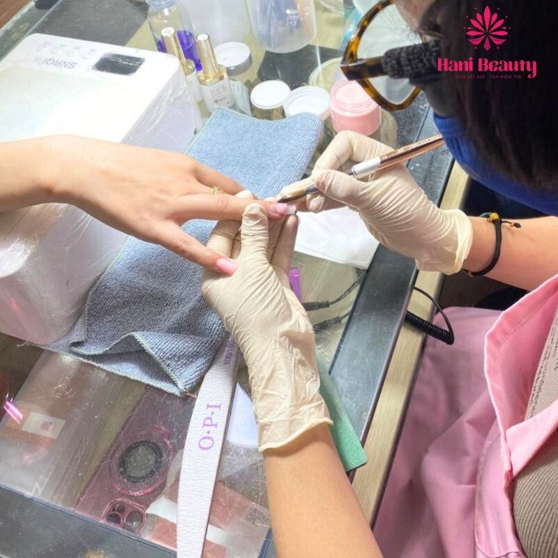 Sử dụng cọ đắp bôt cao cấp tạo dáng, viền và chi tiết