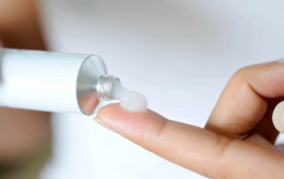 Có nên dùng kem Hydrocortisone để điều trị mụn?