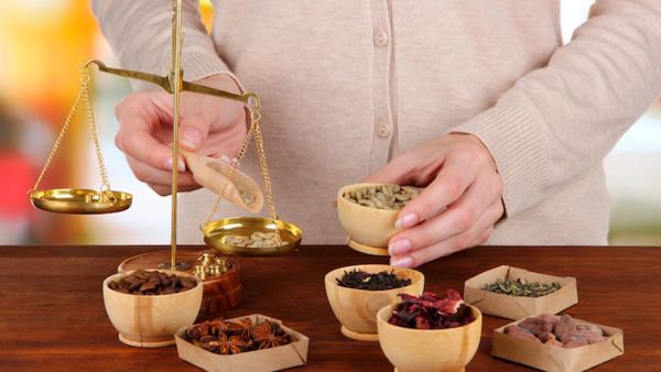 Các thành phần dược liệu Đông Y đều được cân đong và đo lường kỹ càng 