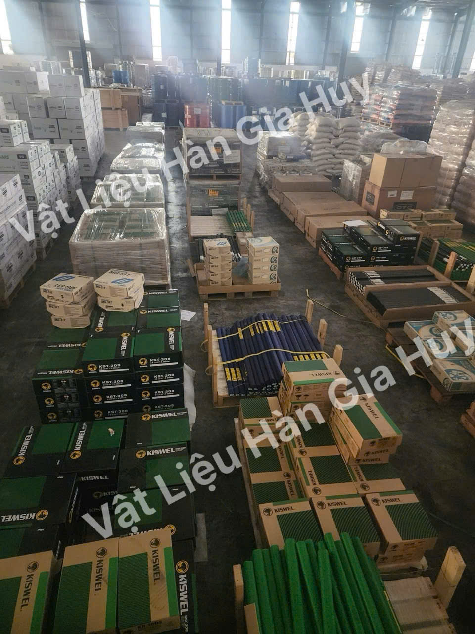 Nên bảo quản que hàn trong kho khô thoáng, tránh tiếp xúc trực tiếp với mặt đất
