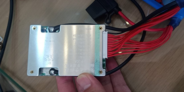 Sự khác biệt Bms pin xe điện với ắc quy