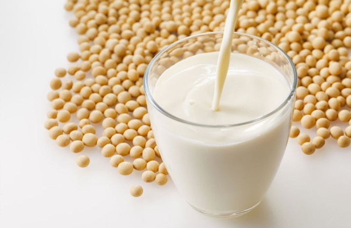 Sữa đậu nành nguyên chất cung cấp nhiều dưỡng chất.