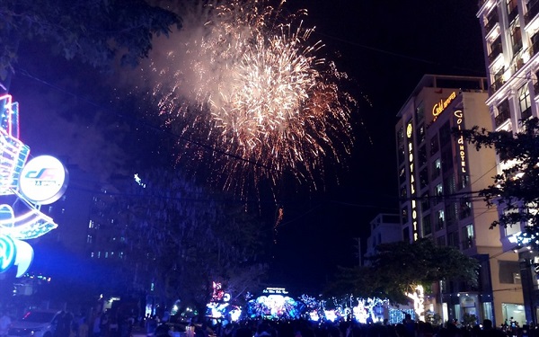 Bắn pháo hoa sự kiện khai trương hè Sầm Sơn