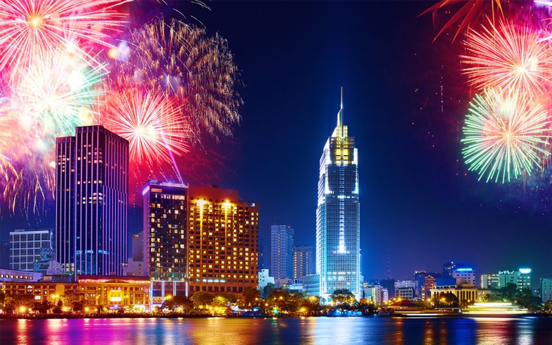Pháo hoa nổ tầm thấp tại TP Hồ Chí Minh