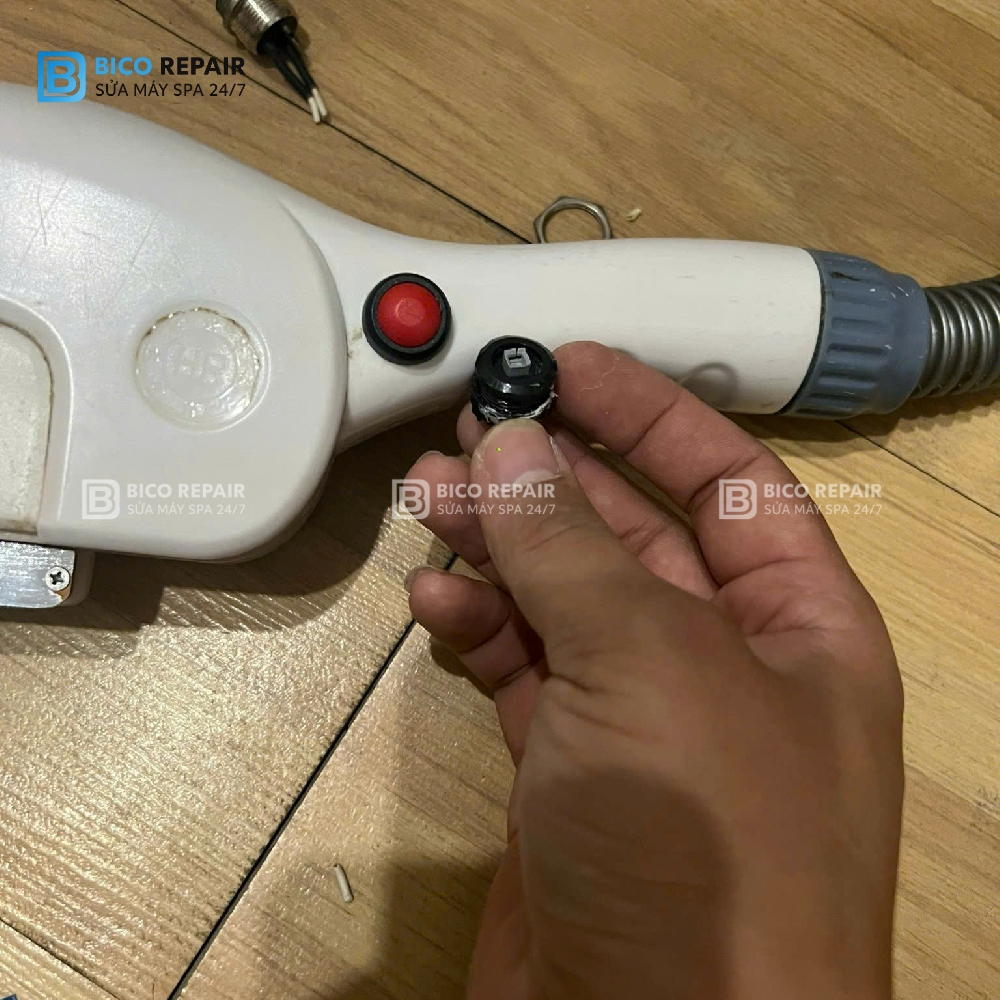 Nút bấm bị hỏng và cần được thấy thế