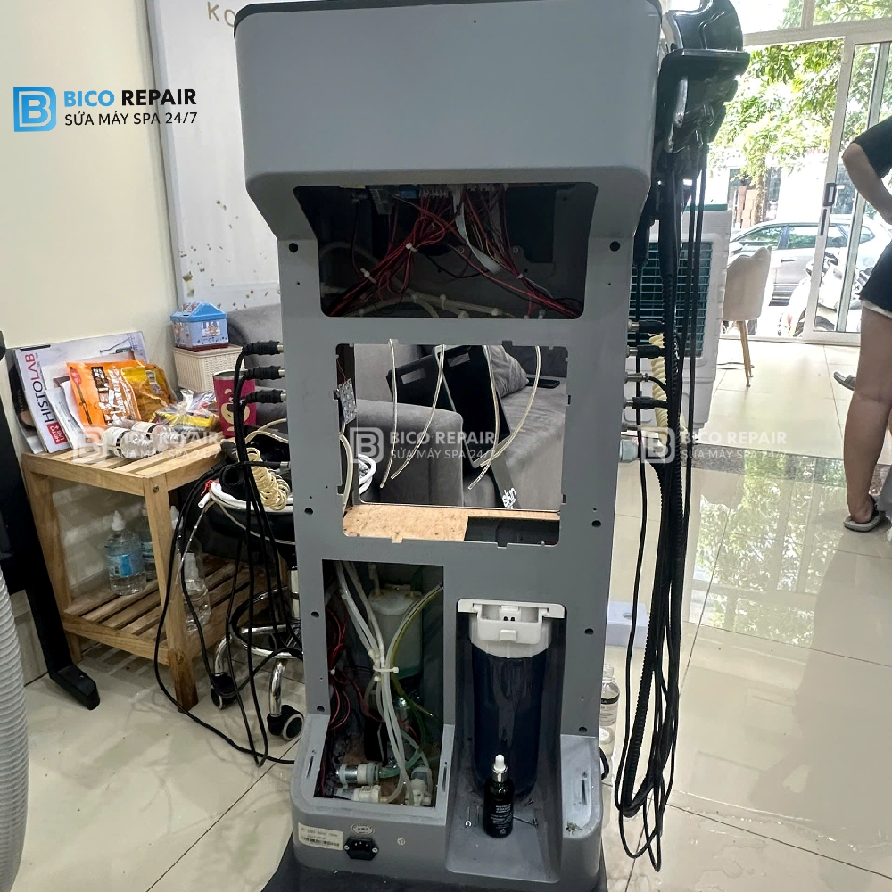 Sửa máy 10in1 tại spa cho khách