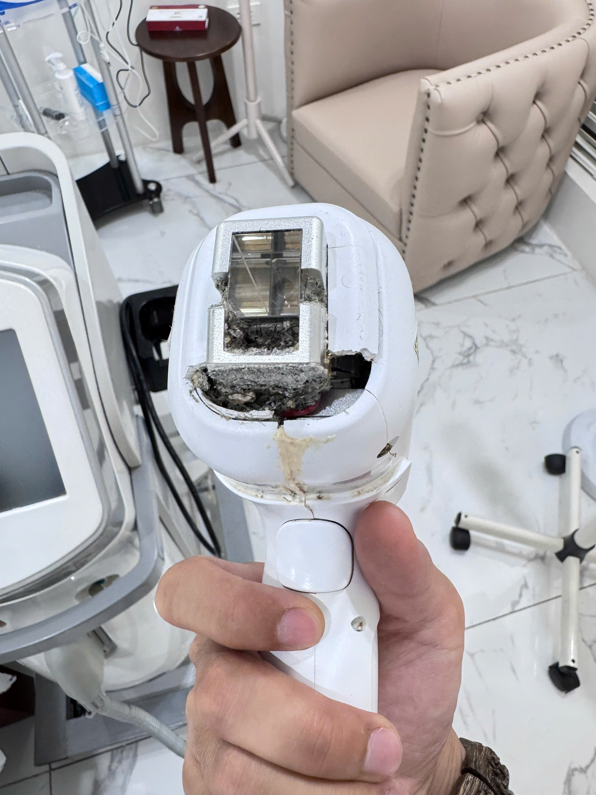 tay cầm máy triệt lông diode laser bị cháy