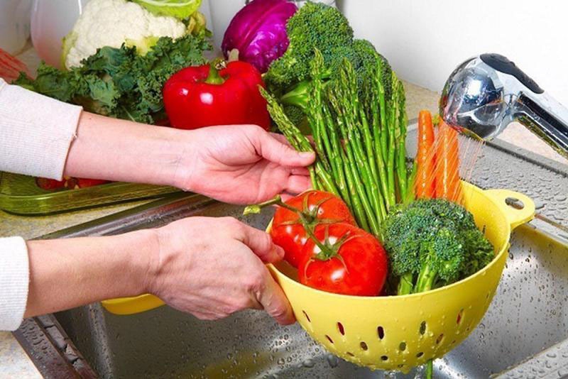 Bạn có rửa trái cây và rau quả theo cách này không?