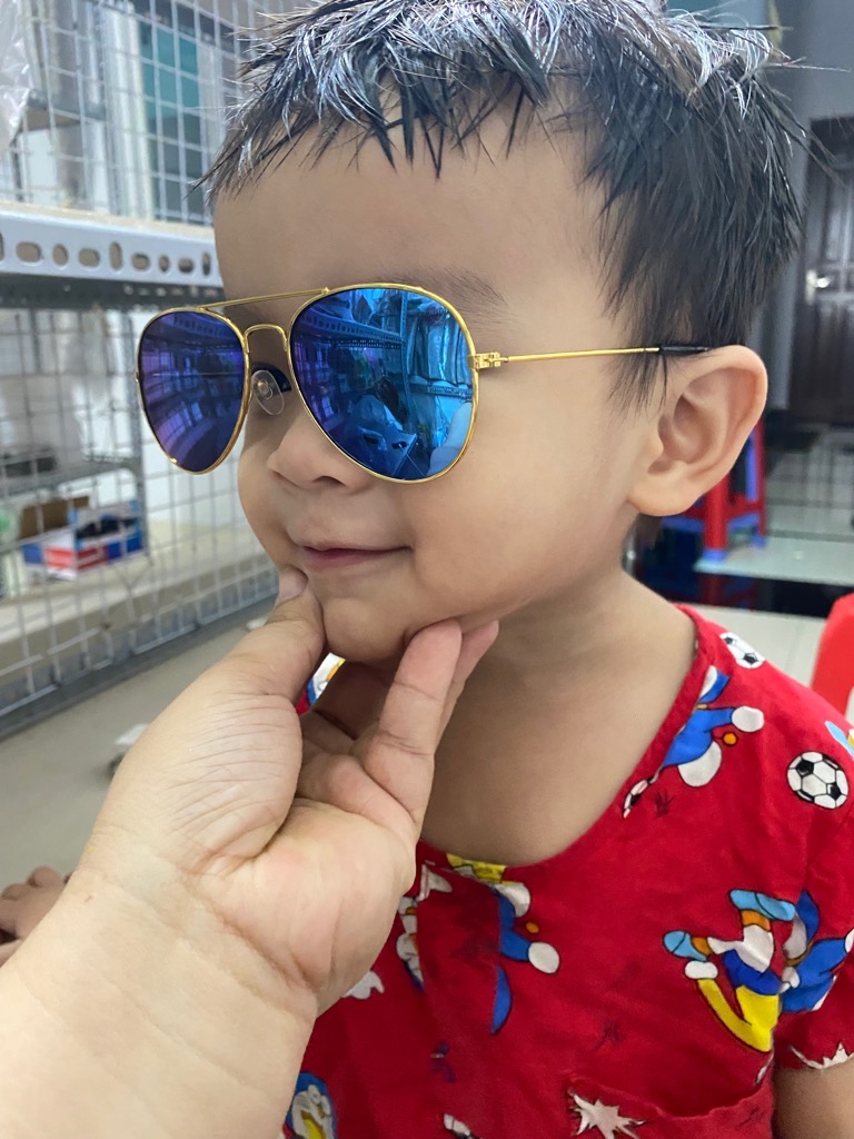 Thanh lý kính rayban tráng gương, gọng kim loại chắc chắn siêu thời trang cho bé từ  18 tháng trở lên