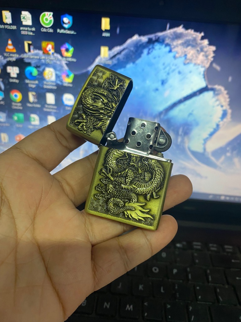 Bật lửa/ quẹt zippo màu đồng khắc nổi hình Rồng dùng Xăng