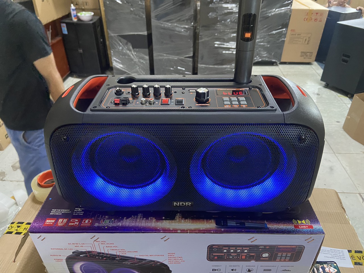 Loa bluetooth karaoke NDR Q68 có led 2 bass 2 tấc kèm 1 micro (6.5 inch x 2) không dây [BH 1 năm]