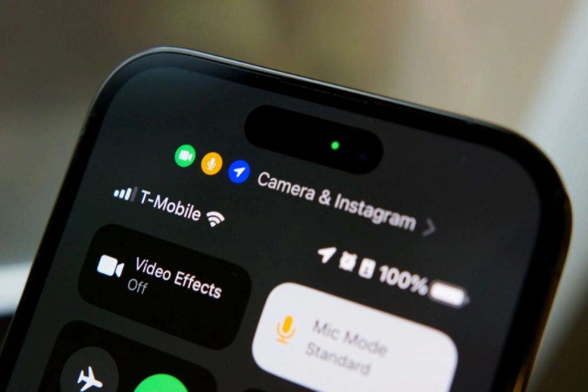 Tại sao màn hình iPhone xuất hiện các dấu chấm màu